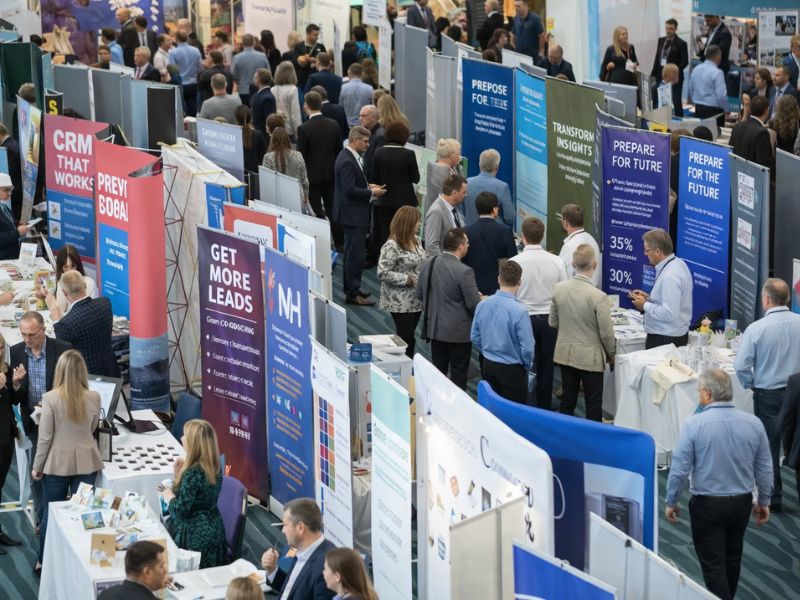 Imagem de 12 Ideias de Ativações Interativas para Stand em Evento Corporativo (Que Realmente
      Funcionam)