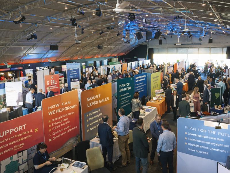 Imagem de Checklist de pré-evento para stand e ativação: briefing, logística, energia, montagem,
      fluxo e contingência