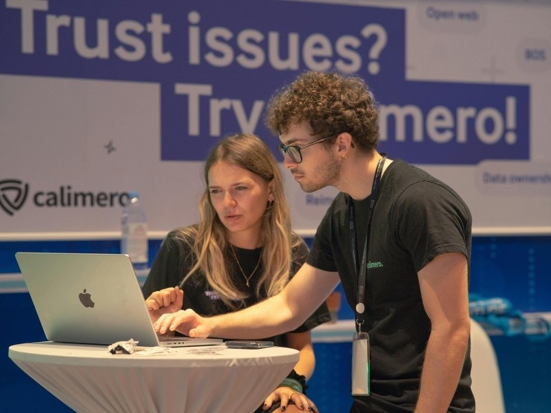 Imagem de Como Atrair Mais Pessoas para o Stand em Feiras e Congressos (Sem Precisar “Grudar” no
      Público)