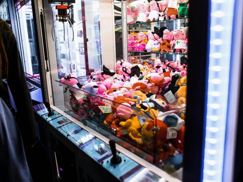 Como Usar Máquina de Pelúcia para Atrair Leads no Stand (Sem Parecer Brinde Barato)